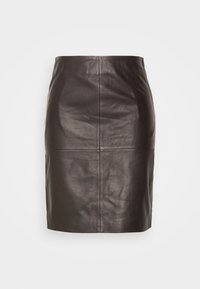 Jupe en cuir noir longueur genou avec des détails de couture visibles, silhouette ajustée et texture lisse sur un fond clair.
