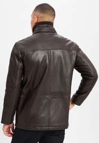 Braune Lederjacke mit hohem Kragen, glatter Textur, Schulter- und Rückennähten sowie geradem Schnitt. Das Design zeichnet sich durch einen klassischen Look aus.