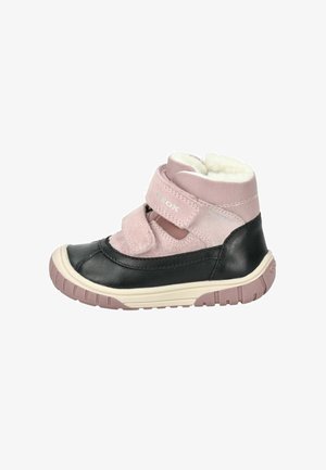 Bottine noire et rose avec un design imperméable, doublure douce, fermeture par strap Velcro, semelle en caoutchouc et dessus texturé pour une meilleure adhérence.
