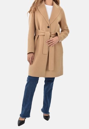 Cappotto in lana beige con colletto a punte, chiusura con un solo bottone, cintura annodata in vita, dotato di maniche lunghe e design a lunghezza media.