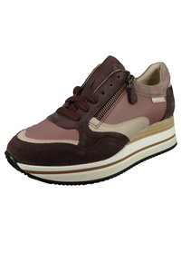 Brązowe i różowe sneakersy z zamszowymi i skórzanymi materiałami, z bocznym zamkiem błyskawicznym, białą podeszwą środkową i teksturowanymi akcentami.