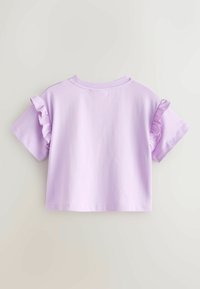 Camiseta lila de manga corta con detalles fruncidos en las mangas. Tejido de algodón suave, cuello redondo y diseño crop. Textura suave.