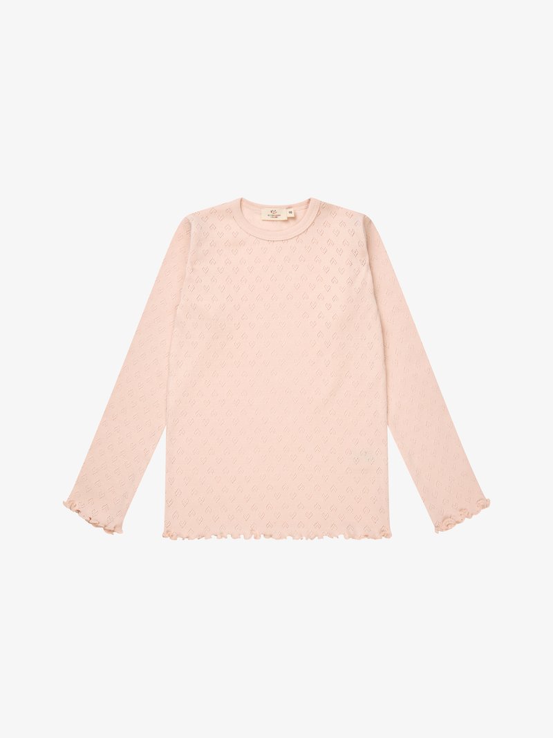 Cămașă roz pal cu mâneci lungi, cu un model subtil de diamante texturate și margini cu volane la mâneci și tiv, decolteu rotund.