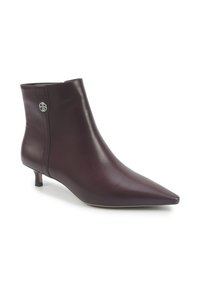 Burgundska usnjena gležnjarja s koničastim narekom, elegantnim dizajnom, nizko kitten peto in stransko gumbno dekoracijo, ki se ponaša z gladko teksturo.
