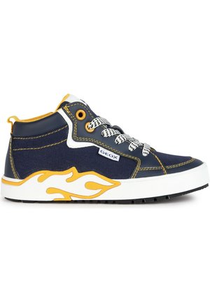Basket montante bleu marine et jaune avec semelle blanche, motif flammes, lacets à motifs et étiquette de marque Geox sur le côté.