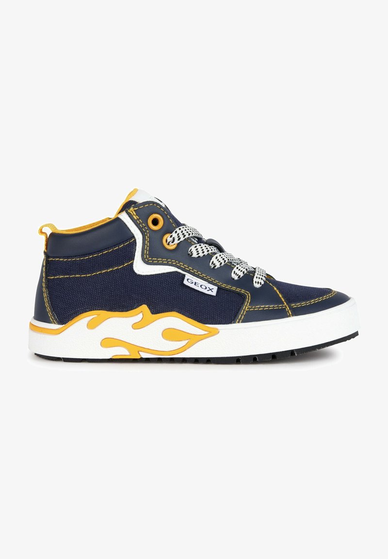 Basket montante bleu marine et jaune avec semelle blanche, motif flammes, lacets à motifs et étiquette de marque Geox sur le côté.