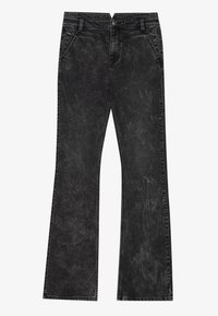 Jeans negros acampanados con una textura desgastada, que cuentan con cierre de botón, trabillas para el cinturón y cuatro bolsillos.