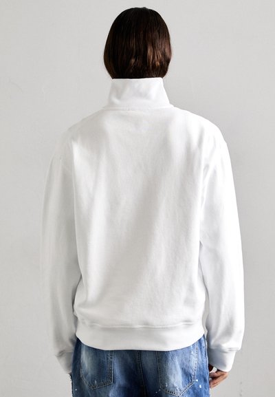 Witte sweatshirt met hoge kraag, geribbelde manchetten en een relaxte pasvorm. De achteraanzicht toont een gladde stofstructuur en een eenvoudig ontwerp.
