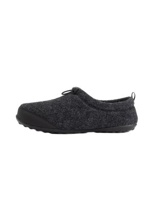 Grijze gevoerde slipper met een zwarte rubberen zool, ronde vorm, elastische sluiting met een togglesysteem en een aantrekband aan de achterkant voor eenvoudig aan- en uittrekken.