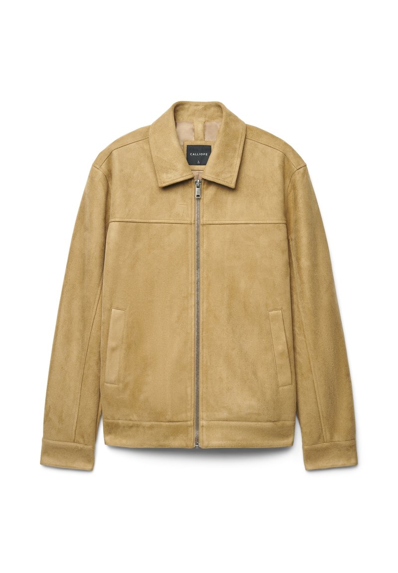 Beiger Wildlederjacke mit Reißverschluss vorne, spitzem Kragen, zwei Seitentaschen und minimalen Nahtdetails an der Brust und an den Bündchen.