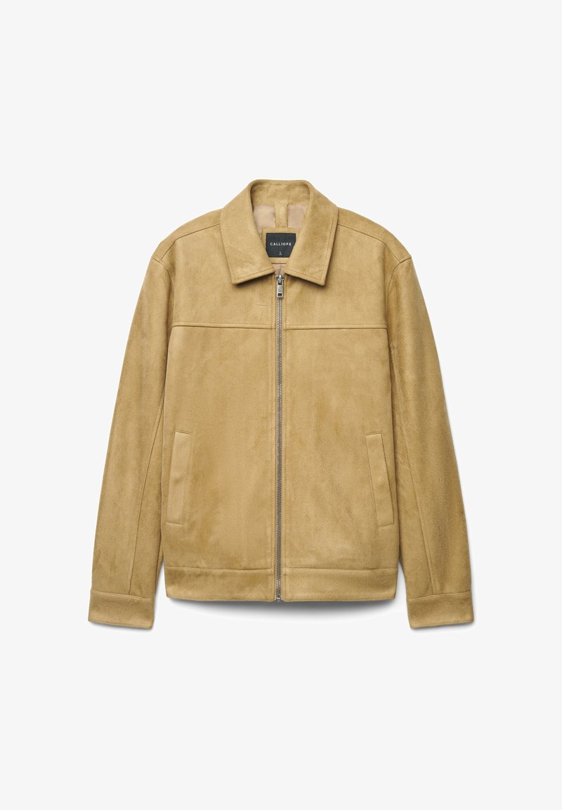 Beiger Wildlederjacke mit Reißverschluss vorne, spitzem Kragen, zwei Seitentaschen und minimalen Nahtdetails an der Brust und an den Bündchen.