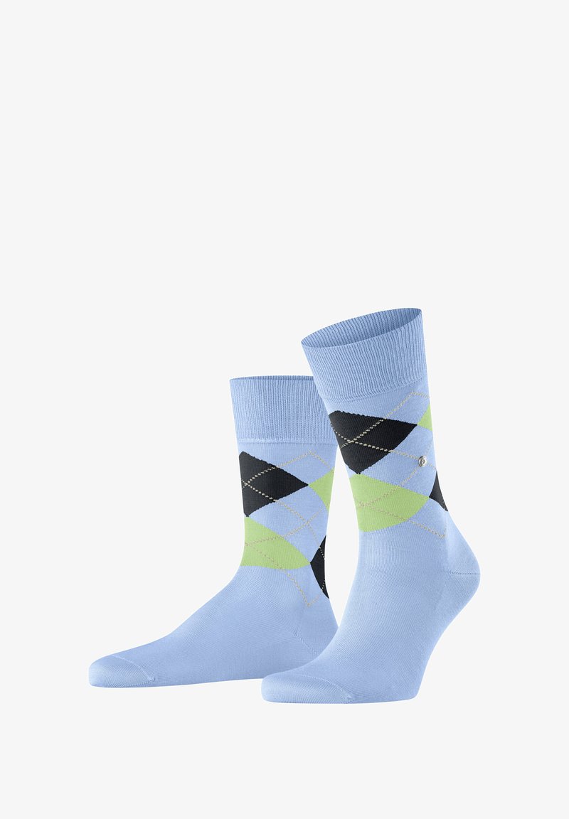 Chaussettes bleu clair avec un motif argyle comportant des diamants noirs, verts et bleu clair, finies avec des bords côtelés et des accents en fil doré.