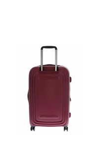 Valise dure couleur bordeaux avec une poignée télescopique déployée et quatre roues multidirectionnelles sur fond blanc.