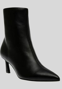 Stivale alla caviglia in pelle nera con punta affilata, tacco sottile e texture liscia. Presenta dettagli in cucitura lungo i lati.