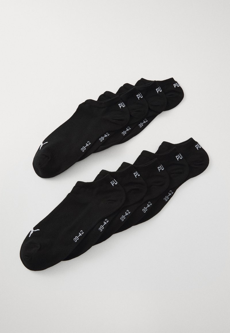 Svarta ankelsockor ordnade i rad. Varje socka har vit tryckt text som anger storlek (39-42) samt en logotyp. Slät textur.