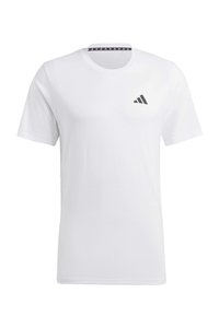 Bílý trikový T-shirt s krátkým rukávem a kulatým výstřihem s malým černým logem Adidas na levé straně hrudi a vzorem loga uvnitř límce.