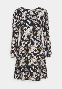 Tmavě modré šaty s bílým, hnědým a oranžovým abstraktním vzorem. Mají dlouhé rukávy a mírně se rozšiřují od pasu dolů. Jemná textilie.