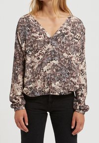 Långärmad blus i abstrakt mönster av rosa, brunt och kräm med V-ringning och lös passform, tillverkad av ett lätt, texturerat tyg.