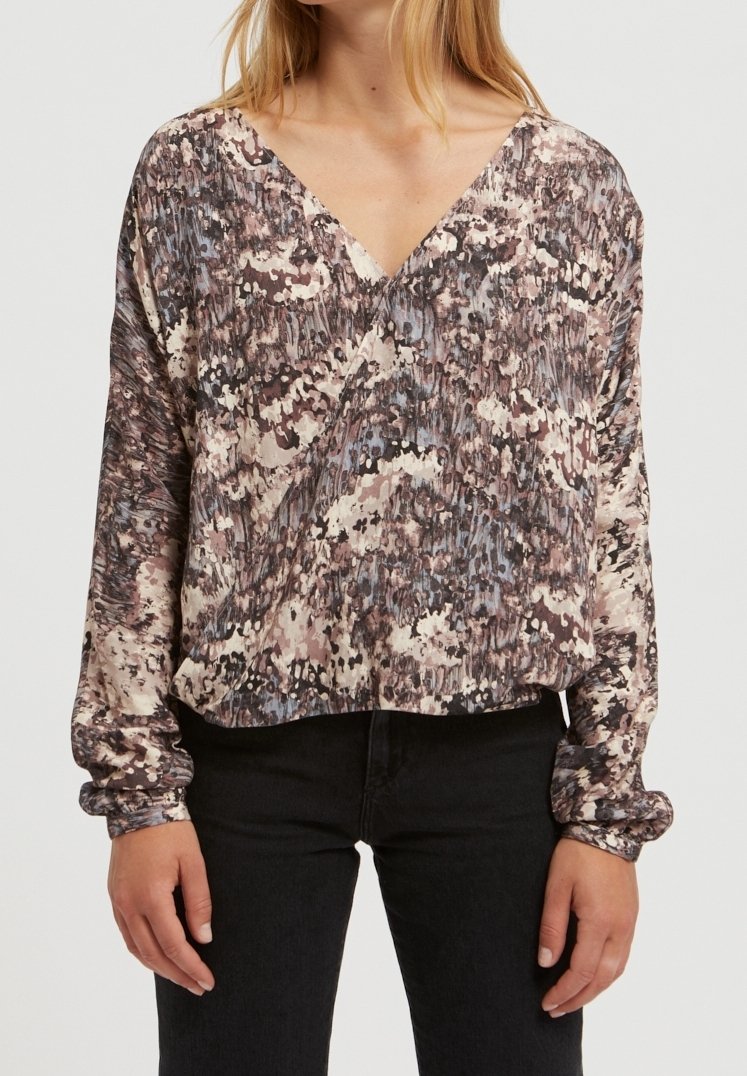 Långärmad blus i abstrakt mönster av rosa, brunt och kräm med V-ringning och lös passform, tillverkad av ett lätt, texturerat tyg.