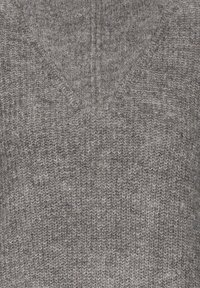 Grauer Strickpullover mit V-Ausschnitt-Design, ausgestattet mit einer strukturierten Oberfläche und einer Mischung aus hellen und dunklen grauen Fasern.