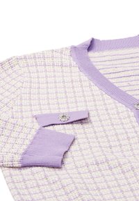 Cardigan morbido di un delicato viola con una trama a diamante, polsini e colletto a coste, e un elegante bottone a forma di fiore argentato come decorazione.