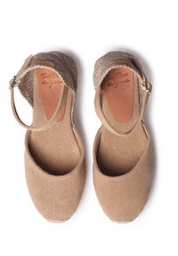 Espadrilky z béžové látky s kulatou špičkou, otevřenými stranami a ankletovým popruhem. Jutové akcenty podél podrážky, texturovaný svršek a kožená stélka.