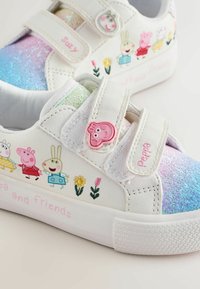 Baltas sporta apavi ar spīdīgu pasteļtoņu gradienta dizainu, uz sāniem ir attēloti varoņi no Peppa Pig, un papildinājums ir rozā cūciņas formas poga.