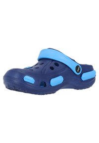 Sabot bleu marine avec des accents bleus et des trous de ventilation. Fabriqué en matériau flexible, il présente une sangle arrière et une semelle texturée pour une meilleure adhérence.