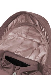 Innenraum einer braunen isolierten Jacke mit glattem, glänzendem Stoff und gestepptem Futter, ausgestattet mit einem engen Kragen und Druckknöpfen am Hals.