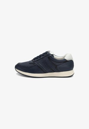 Zapatillas de cuero en color navy con un acabado suave, detalles perforados, un acento en el talón blanco y una suela de goma en contraste. Diseño de cordones.