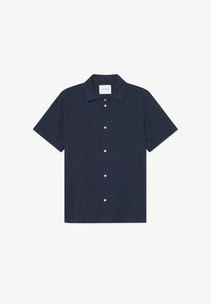Námornícka krátkosrstá košeľa vyrobená z ľahkého materiálu, s golierom, prednými gombíkmi a ľavou náprsovou vreckom s jemnou textúrou.