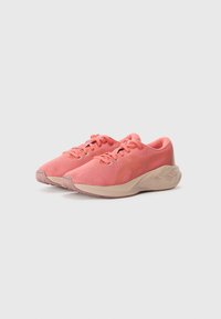 Baskets de sport roses avec un dessus en maille texturée, à lacets, et une semelle en caoutchouc beige clair présentant un motif en vagues.