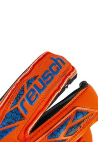Reusch Torwart-Handschuh in leuchtendem Orange, mit einer strukturierten Rückhand in Blau und einem schlanken, aerodynamischen Design.