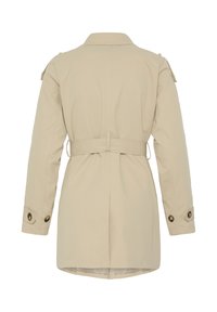 Beežika värvi trensmantel, millel on pikad varrukad, vööga talje ja nööbitavad mansetid. Sile tekstuur ja klassikaline krae õlaepolettidega.