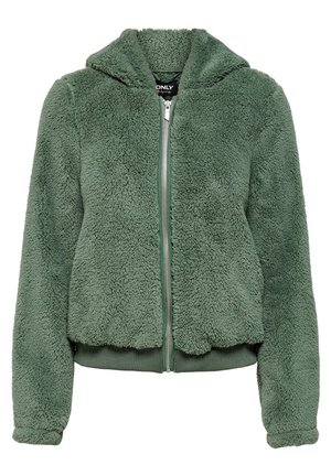 Chaqueta verde con cremallera, capucha, y puños y dobladillo acanalados, hecha de una tela suave y con textura para mantener el calor.