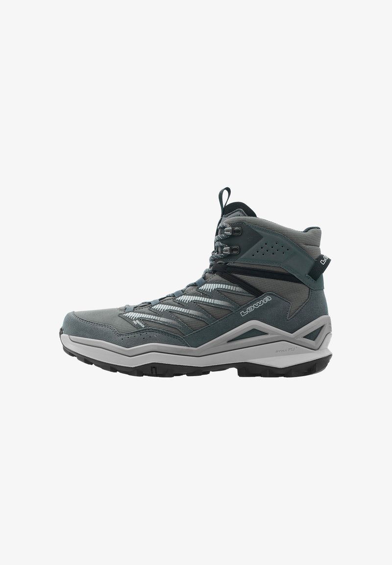 Γκρι και μαύρο μπότες πεζοπορίας μεσαίου ύψους, με ενισχυμένη σόλα, γάντζους για κορδόνια, θηλιά για τράβηγμα και πλαϊνή επιγραφή με το λογότυπο.