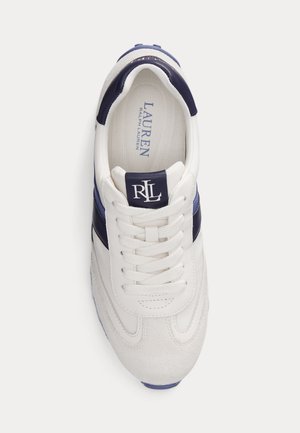 Bele in mornarsko modre superge z ante in usnjenimi ploščami, belimi vezalkami in logotipom "RLL" na jezičku, pogled od zgoraj.