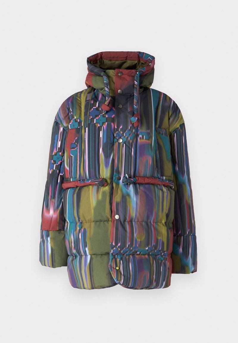 Veste matelassée avec un design abstrait multicolore. Comprend une capuche, des boutons-pression et une poche frontale avec rabat. Le tissu est brillant et texturé.