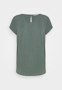 Zielona bluzka z krótkim rękawem, okrągłym dekoltem i szczeliną z tyłu. Wykonana z gładkiego materiału; lekko zaokrąglony dół nadaje subtelny kształt.