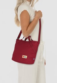 Fjällräven VARDAG - Borsa a tracolla - ox red