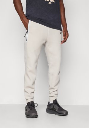 - Spodnie treningowe