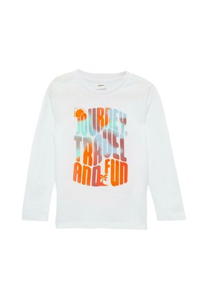 Weißes Langarmshirt mit buntem Text „"Journey, Travel and Fun"“ und kleinen Grafiken von einem Ball und einer Palme.