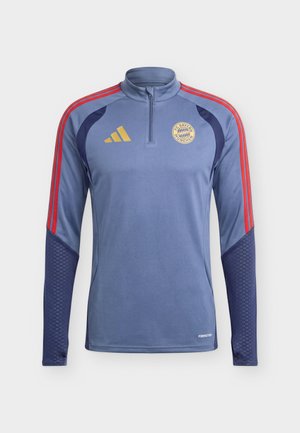 Maglia da allenamento da calcio blu a maniche lunghe con strisce rosse sulle spalle, logo FC Bayern Monaco, logo Adidas e collo con zip a 1/4.
