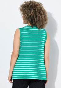 Top sans manches rayé vert avec un col rond, comportant des lignes blanches horizontales et une coupe décontractée, fabriqué en tissu doux et léger.