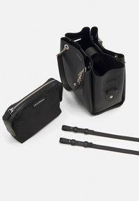 Czarna skórzana torba typu tote z fakturowaną powierzchnią, odpinanymi paskami na ramię oraz dołączoną czarną saszetką na zamek. Metalowe akcenty.