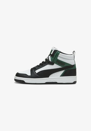 Baskets montantes Puma en blanc, noir et vert avec des lacets noirs et le logo Puma sur le côté.