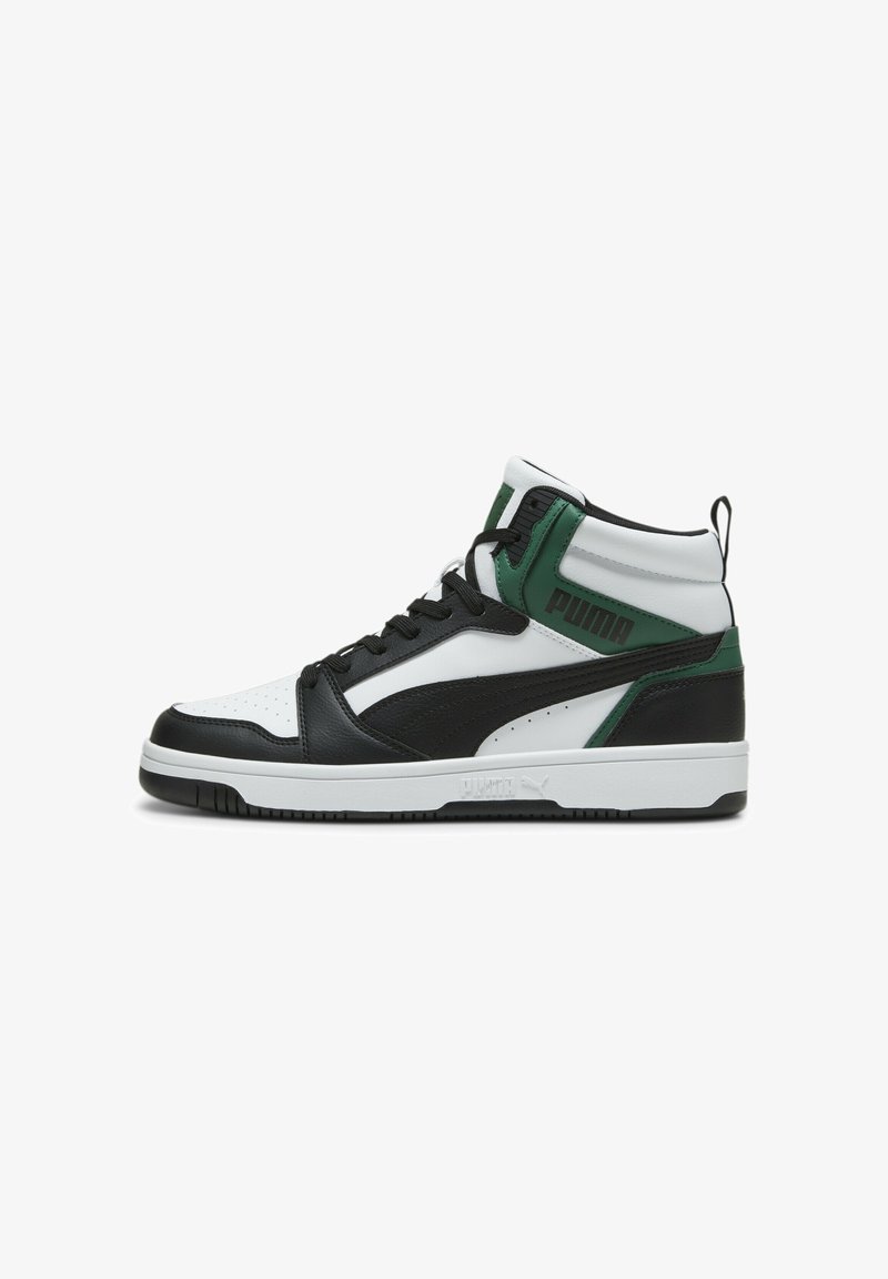 Baskets montantes Puma en blanc, noir et vert avec des lacets noirs et le logo Puma sur le côté.