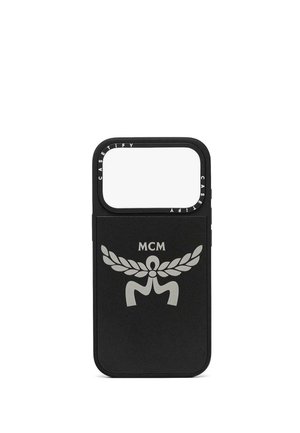 Sort telefoncover med stor kameraugsnit, med et gråt MCM-logo med vinger og teksten "CASETIFY" rundt om kamerarammen.