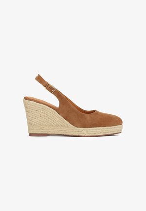 Pruunid seemisnahast kiilkontsaga sandaalid jute-materjaliga pakitud kannaga, avatud tagaküljega ja reguleeritava rihmaga. Ümar varvas ja sile tekstuur.