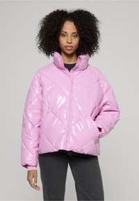 Różowa, błyszcząca, pikowana kurtka puchowa z wysokim kołnierzem i pełnym zapięciem na zamek, z diagonalnym haftem w romby i elastycznymi mankietami.